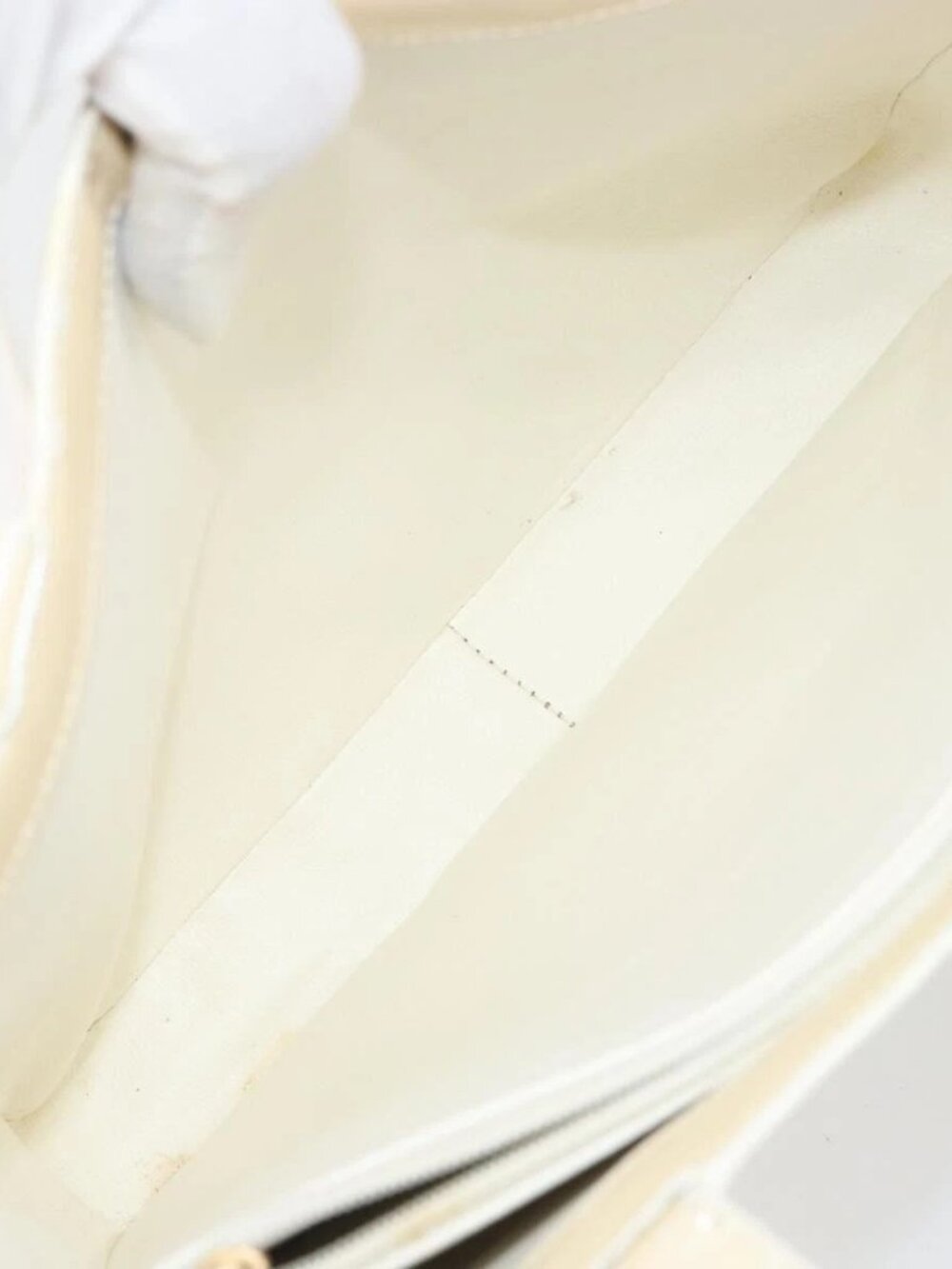 CHANEL Tote Bag Patent leather Beige Gold CC - Picture 12 of 16